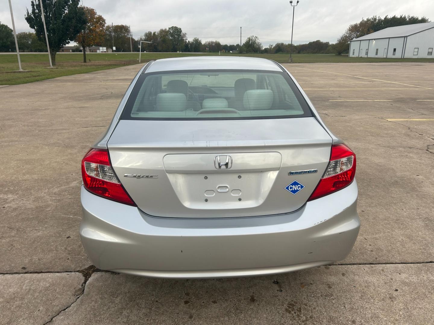 2012 Silver /Gray Honda Civic (19XFB5F5XCE) with an 1.8L L4 SOHC 16V CNG engine, AUTOMATIC transmission, located at 17760 Hwy 62, Morris, OK, 74445, (918) 733-4887, 35.609104, -95.877060 - 2012 HONDA CIVIC 1.8L FWD DEDICATED CNG (COMPRESSED NATURAL GAS) VEHICLE. FEATURES REMOTE KEYLESS ENTRY, POWER LOCKS, POWER WINDOWS, POWER MIRRORS, MANUEL SEATS, AM/FM RADIO, CD PLAYER, USB, AUX, BLUETOOTH FOR HANDS-FREE CALLING, 12V POWER OUTLET, CRUISE CONTROL, TRACTION CONTROL, CLOTH SEATS, 195/6 - Photo#5